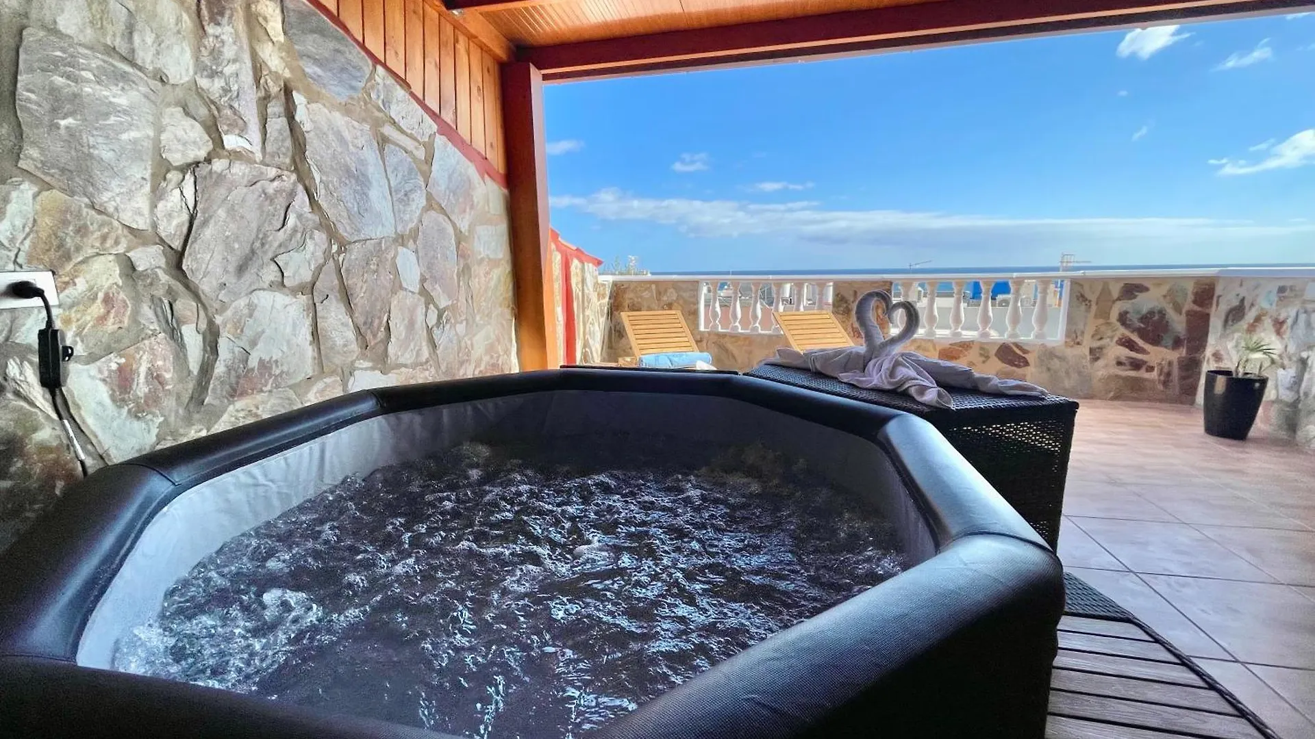 Chabela'S Seaview Penthouse & Spa Lajita